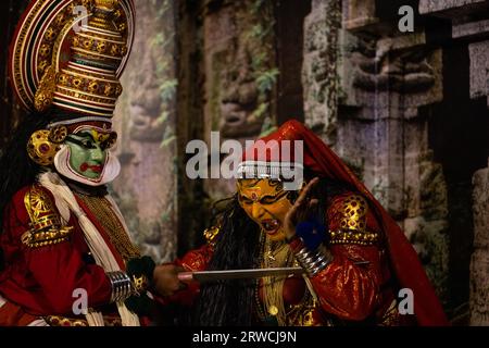 KOCHI, INDE - 28 JANVIER 2023 : danseurs dans le théâtre indien, Kerala, Inde. Banque D'Images