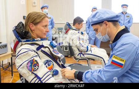 Baïkonour , Kazakhstan. 15 septembre 2023. L'astronaute de la NASA Loral O'Hara, à gauche, subit un contrôle de pression de sa combinaison spatiale Sokol lors des préparatifs pour le lancement à bord de la sonde russe Soyouz MS-24 au cosmodrome de Baïkonour, le 15 septembre 2023 à Baïkonour, Kazakhstan. Les membres de l'équipage de l'expédition 70 Loral O'Hara, les cosmonautes Oleg Kononenko et Nikolai Chub de Roscosmos partent pour la Station spatiale internationale. Crédit : Andrey Shelepin/NASA/Alamy Live News Banque D'Images