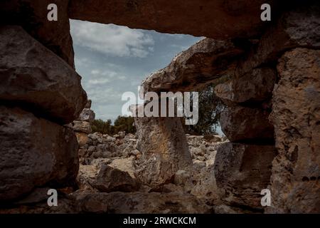 Alaior, Espagne. 18 septembre 2023. La culture talayotique de Minorque, qui a prospéré entre le 15e et le 2e siècle av. J.-C., a produit un riche patrimoine de monuments archéologiques tels que les talayots, les taulas et les navetas. La valeur unique et exceptionnelle de ces monuments et paysages a fait de Minorque Espagne Talayotique la 50e inscription sur la liste du patrimoine mondial de l'UNESCO en 2023 sous le titre « Une odyssée insulaire cyclopéenne ». Na Comerma de sa Garita, monument archéologique unique, fait partie de ce patrimoine. Crédit : Matthias Oesterle/Alamy Live News Banque D'Images