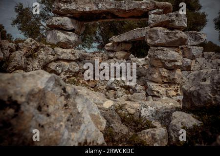 Alaior, Espagne. 18 septembre 2023. La culture talayotique de Minorque, qui a prospéré entre le 15e et le 2e siècle av. J.-C., a produit un riche patrimoine de monuments archéologiques tels que les talayots, les taulas et les navetas. La valeur unique et exceptionnelle de ces monuments et paysages a fait de Minorque Espagne Talayotique la 50e inscription sur la liste du patrimoine mondial de l'UNESCO en 2023 sous le titre « Une odyssée insulaire cyclopéenne ». Na Comerma de sa Garita, monument archéologique unique, fait partie de ce patrimoine. Crédit : Matthias Oesterle/Alamy Live News Banque D'Images