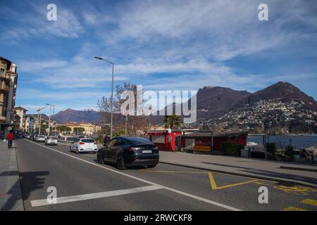 Lugano Suisse, 21 janvier 2023 : la route le long des rives du lac de Lugano à Lugano Tessin Suisse. Banque D'Images