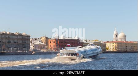 Un hydroptère fluvial à grande vitesse navigue sur la rivière Neva par une journée ensoleillée, vue arrière. Saint-Pétersbourg, Russie Banque D'Images