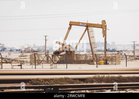 Un pompjack et des pipelines dans le désert à l'intérieur des terres sur la nation insulaire de Bahreïn, moyen-Orient Banque D'Images