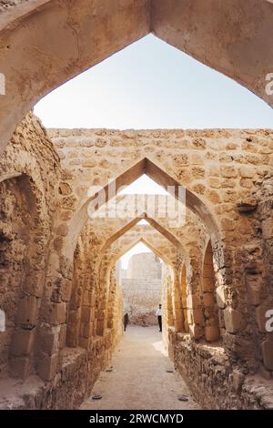 Arcades de pierre à QAl'at al-Bahreïn, un fort datant de 2300 av. J.-C., abandonné par les Portugais au 16e siècle, à Bahreïn Banque D'Images