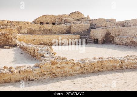 QAl'at al-Bahreïn, un fort datant de 2300 av. J.-C. et abandonné par les Portugais au 16e siècle, sur la côte nord de l'île de Bahreïn Banque D'Images