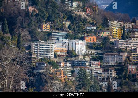 Lugano Suisse, 21 janvier 2023 : vue de la ville en grand angle depuis le lac de Lugano, Suisse. Banque D'Images