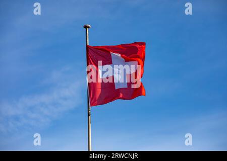 Lugano, Suisse, 21 janvier 2023 : drapeau suisse à Lugano sur le lac de Lugano, Suisse. Banque D'Images