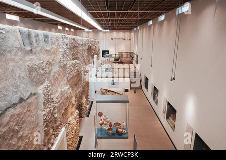 Artefacts exposés à l'intérieur du Bahrain fort Museum, conçu par l'architecte Claus Wohlert Banque D'Images