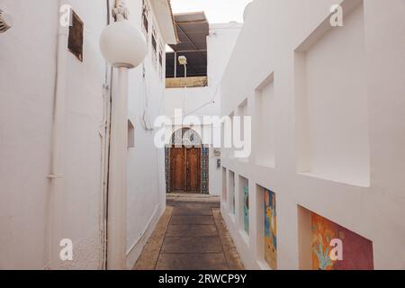 Les rues étroites et les bâtiments blancs de Muharraq, une ville de pêcheurs historique à Bahreïn Banque D'Images