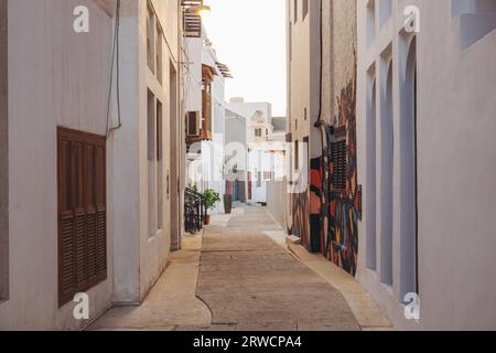 Les rues étroites et les bâtiments blancs de Muharraq, une ville de pêcheurs historique à Bahreïn Banque D'Images