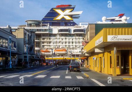 Mill Street, Ketchikan, Alaska, avec vue bloquée par un bateau de croisière amarré au bout de la rue. Banque D'Images