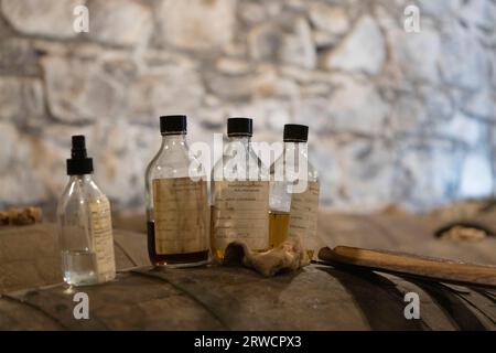 Bouteilles de Duty Paid échantillons de Whisky Royal Lochnagar exposés sur un fût dans un entrepôt pendant la visite de la distillerie sur Royal Deeside Banque D'Images
