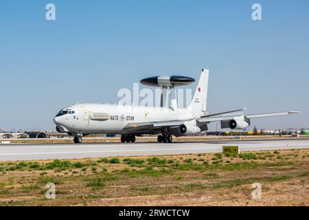 Konya, Turquie - 07 01 2021 : un Boeing E-3 Sentry Airborne Early Warning and Control (AEW&C) des États-Unis atterrit pendant exe Banque D'Images