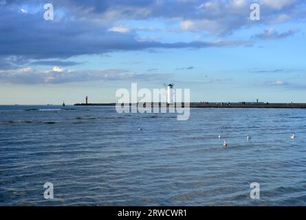 Balise Stawa Mlyny en forme de moulin à vent, mer baltique à Swinoujscie, Pologne Banque D'Images