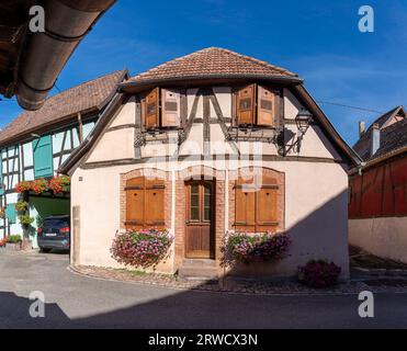 Hunawihr, France - 09 04 2023 : vue sur la façade d'une maison typique à colombages et sa cour Banque D'Images