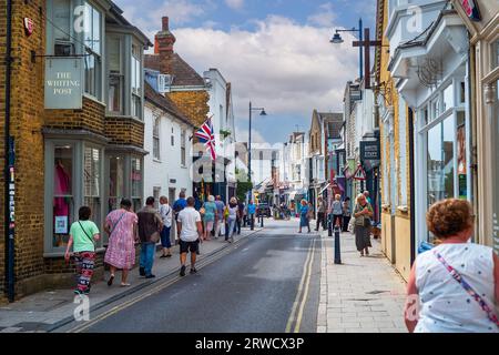 Whitstable, Royaume-Uni - sept. 12 2023 touristes et habitants profitent du soleil de fin d'été tout en faisant du shopping sur Harbour Street Banque D'Images