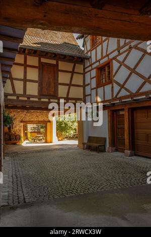 Hunawihr, France - 09 04 2023 : vue sur la façade d'une maison typique à colombages et sa cour Banque D'Images