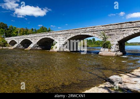 Le pont de pierre à cinq arches à Pakenham, Ontario, Canada a été construit en 1903. Banque D'Images