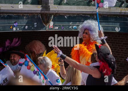 2 septembre 2023, Leiden, pays-Bas, première fierté avec bateau de parade coloré dans les canaux de Leiden Banque D'Images