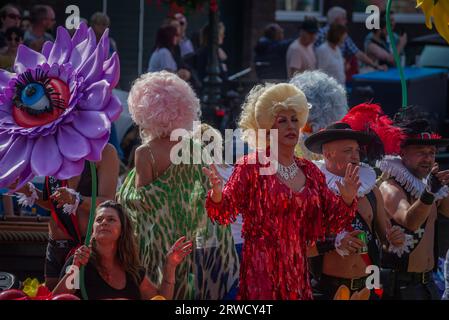 2 septembre 2023, Leiden, pays-Bas, première fierté avec bateau de parade coloré dans les canaux de Leiden Banque D'Images