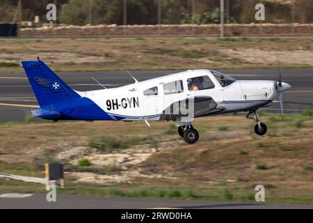 European Pilot Academy Piper PA-28-161 Warrior ll (REG : 9H-GYN) exécutant Touch and Go's Runway 31. Banque D'Images