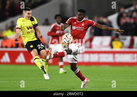 Taiwo Awoniyi, de Nottingham Forest, entame Josh Cullen, de Burnley, lors du match de Premier League entre Nottingham Forest et Burnley au City Ground, Nottingham, le lundi 18 septembre 2023. (Photo : Jon Hobley | MI News) (photo : MI News/NurPhoto) crédit : NurPhoto SRL/Alamy Live News Banque D'Images