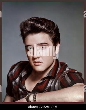 ELVIS PRESLEY '50's Vintage 1950's Hollywood film studio presse couleur promotionnelle brooding portrait toujours d'Elvis Presley artiste de film chanteur rock & roll emblématique Banque D'Images