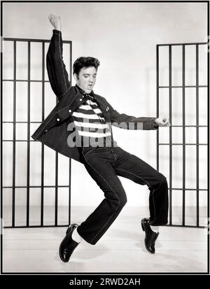 JAILHOUSE ROCK 1950's Elvis Presley film Still from the iconique Seminal Movie & Song 'Jailhouse Rock' 1957 les paroles de la chanson commencent... "Warden a organisé une fête dans la prison du comté" Hollywood USA Banque D'Images