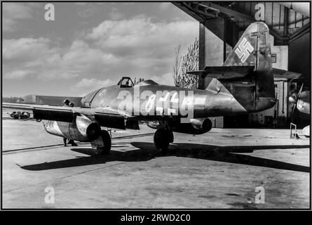 LE JET NAZI Messerschmitt Me 262 Luftwaffe 1945 après la Seconde Guerre mondiale, surnommé Schwalbe (allemand : « Swalbe ») en version chasse, ou Sturmvogel (allemand : « Storm Bird ») en version chasse-bombardier, était un avion de chasse et chasseur-bombardier conçu et produit par le constructeur aéronautique allemand Messerschmitt. C'était le premier avion de chasse à réaction opérationnel au monde. La conception de ce qui allait devenir le Me 262 a commencé en avril 1939, avant la Seconde Guerre mondiale Il effectua son premier vol le 18 avril 1941 avec un moteur à pistons, et son premier vol propulsé par réaction le 18 juillet 1942. Banque D'Images