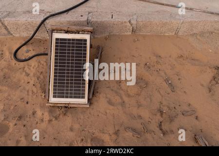 Petit panneau solaire dans le désert. Lumière du soleil génération d'énergie électrique Banque D'Images