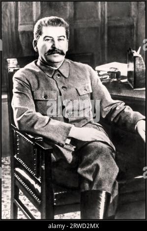 STALINE 1930 le leader communiste soviétique Joseph Staline (1879 - 1953) B&W Portrait Bureau assis Banque D'Images