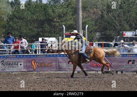 Emporia, Kansas, États-Unis. 17 septembre 2023. Lors de l'événement de roping, Shylar Whiting de Paola est vue montée sur son cheval tout en tournant son lasso alors qu'elle poursuit le veau dans l'arène d'Emporia, Kansas, le 17 septembre 2023. Crédit : Mark Reinstein/Media Punch/Alamy Live News Banque D'Images