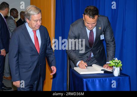 New York, États-Unis. 18 septembre 2023. Le Secrétaire général des Nations Unies António Guterres (à gauche) observe Leo Varadkar, Taoiseach d'Irlande, signer un livre cérémoniel au siège de l'ONU. Crédit : Enrique Shore/Alamy Live News Banque D'Images