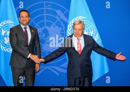 New York, États-Unis. 18 septembre 2023. Le Secrétaire général des Nations Unies António Guterres (à droite) montre le chemin à Leo Varadkar, Taoiseach d'Irlande, au siège de l'ONU. Crédit : Enrique Shore/Alamy Live News Banque D'Images