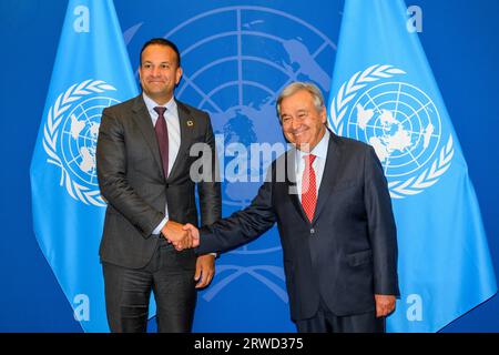 New York, États-Unis. 18 septembre 2023. Le Secrétaire général des Nations Unies António Guterres (à droite) serre la main de Leo Varadkar, Taoiseach d'Irlande, au siège de l'ONU. Crédit : Enrique Shore/Alamy Live News Banque D'Images