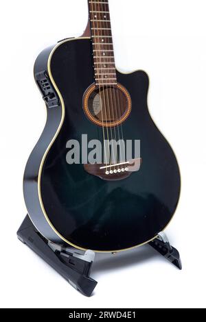 Yamaha APX4a, guitare électro acoustique à six cordes de la fin des années 1990 Banque D'Images