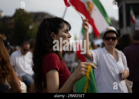 16 septembre 2023 : Londres, UK.16 septembre 2023. Des centaines de personnes se sont rassemblées samedi à Trafalgar Square pour marquer l'anniversaire de la mort de Mahsa Amini, la femme kurde-iranienne de 22 ans décédée en garde à vue en Iran l'année dernière. (Image de crédit : © Velar Grant/ZUMA Press Wire) USAGE ÉDITORIAL SEULEMENT! Non destiné à UN USAGE commercial ! Banque D'Images