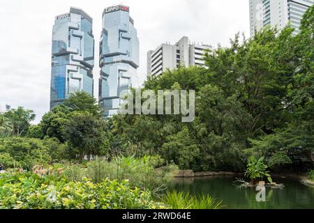 Étang et jardin dans Hong Kong Central Park par une journée ensoleillée au milieu de la ville entouré de gratte-ciel. Hong Kong - 31 août 2023 Banque D'Images