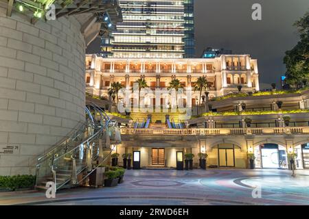 1881 Heritage plaza shopping de luxe la nuit à Tsim Sha Tsui. Hong Kong - 31 août 2023 Banque D'Images