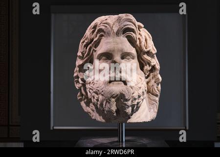 Istanbul, Turquie - septembre 16 2023 : statue de marbre de la tête de Zeus dans les musées archéologiques d'Istanbul. Dates du 3e au 2e siècles avant notre ère trouvées à Troie Banque D'Images