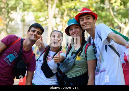 Pèlerins de différents pays posant pour une photo sur le chemin de la Messe d'ouverture dans le Parque Eduardo VII à Lisbonne, Portugal. Banque D'Images