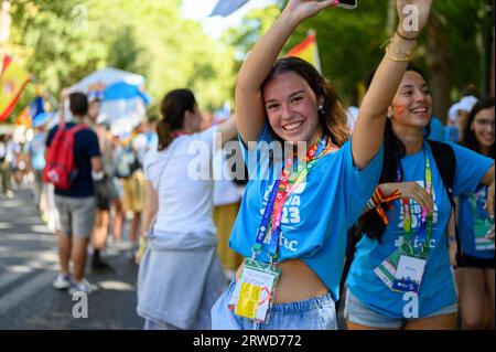 Pèlerins en route pour la Messe d'ouverture au Parque Eduardo VII le premier jour des Journées mondiales de la Jeunesse 2023 à Lisbonne, Portugal. Banque D'Images