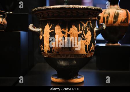 Istanbul, Turquie - septembre 16 2023 : vase de krater en cloche grecque en terre cuite dans les musées archéologiques d'Istanbul. Dates du 5e siècle avant notre ère Banque D'Images