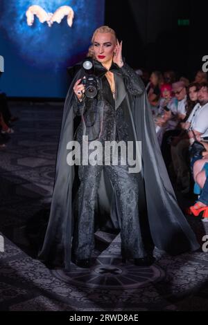 Elton Ilirjani marche au Malan Breton London Fashion week SS24 Runway Show à Londres, Engliand le 15 septembre 2023 (photo de David Warren /Sipa? USA) crédit : SIPA USA/Alamy Live News Banque D'Images