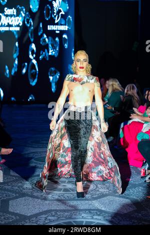 Elton Ilirjani marche au défilé de la Fashion week SS24 à Londres, Angleterre, le 15 septembre 2023 (photo de David Warren /Sipa? USA) crédit : SIPA USA/Alamy Live News Banque D'Images