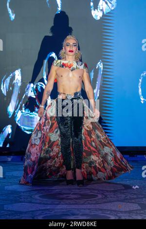 Elton Ilirjani marche au défilé de la Fashion week SS24 à Londres, Angleterre, le 15 septembre 2023 (photo de David Warren /Sipa? USA) crédit : SIPA USA/Alamy Live News Banque D'Images