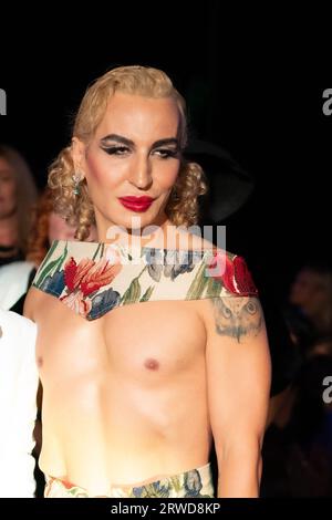 Elton Ilirjani marche au défilé de la Fashion week SS24 à Londres, Angleterre, le 15 septembre 2023 (photo de David Warren /Sipa? USA) crédit : SIPA USA/Alamy Live News Banque D'Images