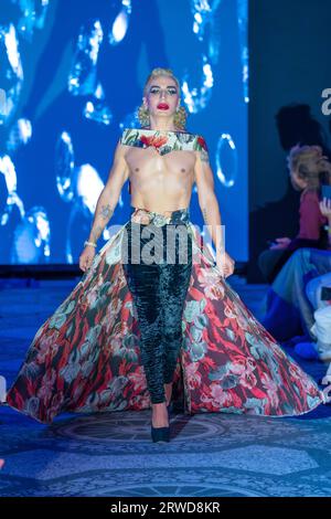 Elton Ilirjani marche au défilé de la Fashion week SS24 à Londres, Angleterre, le 15 septembre 2023 (photo de David Warren /Sipa? USA) crédit : SIPA USA/Alamy Live News Banque D'Images