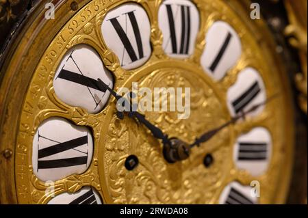 Horloge en tant que partie d'un pupitre fabriqué par John Webb (acte. 1825-1860). Londres, août 1857. Banque D'Images