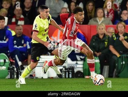 Nottingham, Royaume-Uni. 18 septembre 2023. Morgan Gibbs-White (Nottingham Forrest) remportant le ballon contre Josh Cullen (Burnley) lors du match de Premier League entre Nottingham Forest et Burnley au City Ground, Nottingham, Angleterre le 18 septembre 2023. Photo de Mark Dunn. Usage éditorial uniquement, licence requise pour un usage commercial. Aucune utilisation dans les Paris, les jeux ou les publications d'un seul club/ligue/joueur. Crédit : UK Sports pics Ltd/Alamy Live News Banque D'Images